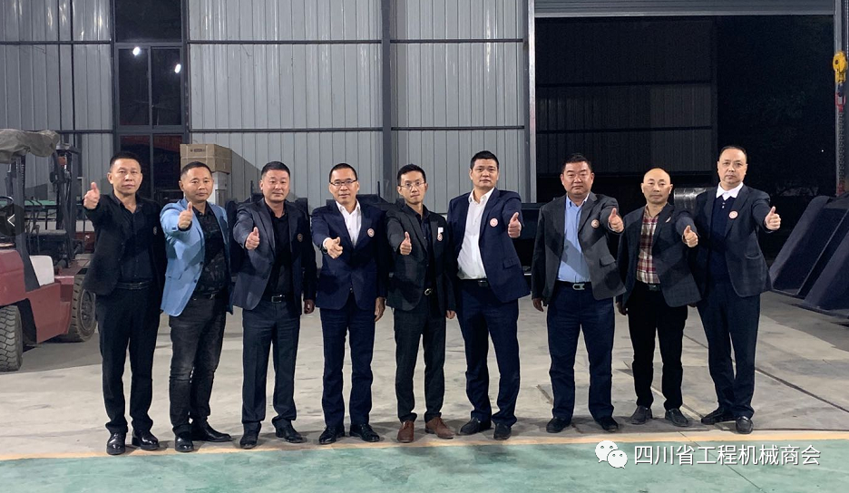 TIT粉碎斗得到四川省工程機(jī)械商會領(lǐng)導(dǎo)們的一致肯定